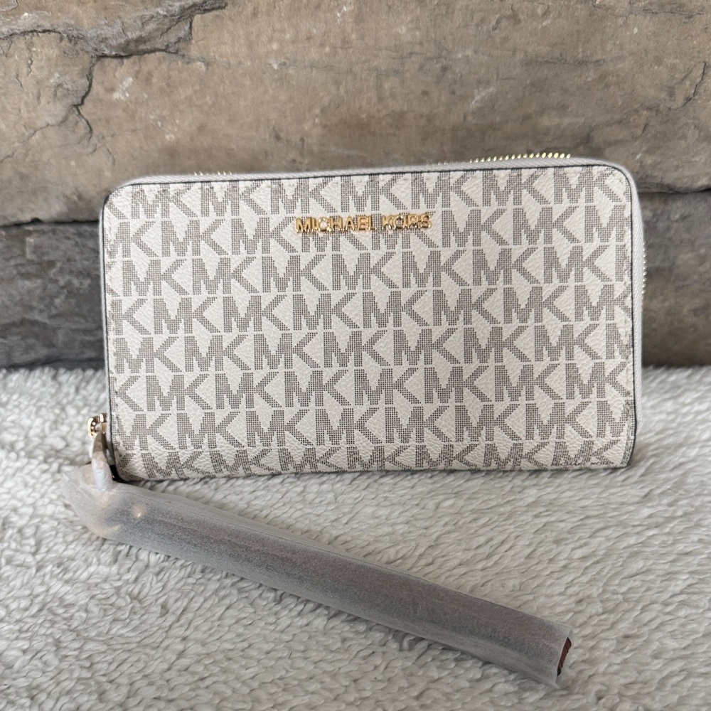 NWT- MICHAEL KORS - Vanilla Jet Set Large Wallet / Wristlet